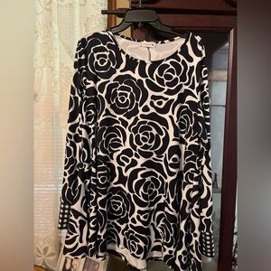 Nuggles Women's Black and White Tunic Top